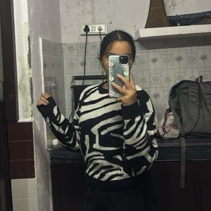 Zebra Print Pullover Sweater   M