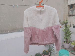 SWEATSHIRT WITH A STYLISH SILVER ZIPPER