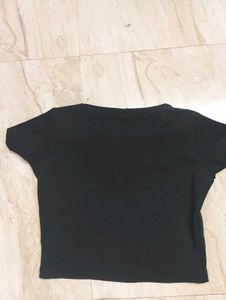 BOW EMBROIDERED BLACK TOP.
