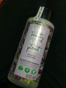 Love Beauty And Planet Lavender Shampoo (400ml).                                                                   Original Sealed Packed Not First Copy❌.                      Only For  Cash💰💵