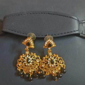 2 Earrings