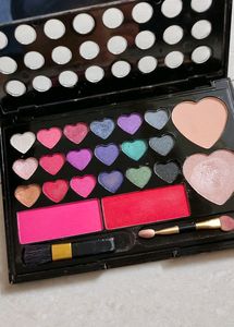 Hillary Huda Eyeshadow Palette With Blusher And Highlighter