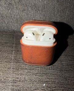 Apple Airpods 2 with Case