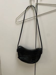 Chic Black Croc-Embossed Shoulder Bag
