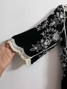Embroidered Black Top🖤🤍