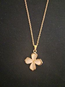 Elegant  Flower Pendant Necklace Monalisa Stone