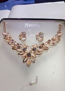 Stone Fitted Necklace