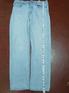 Levi&#39;s Off White Straight Fit Jeans .