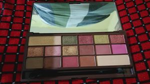 Makeup Revolution Eyeshadow Palette