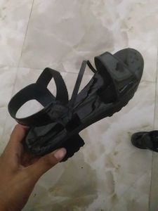 NEW BLACK HEEL SANDALS.
