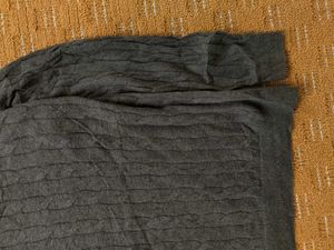 UNIQLO GRAPHITE GREY KNIT SWEATER