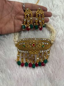 Beautiful Holder Choker With Elegant Earrings