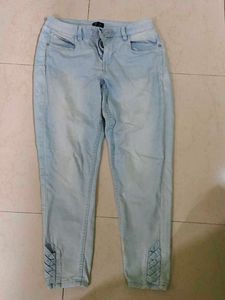 Light Wash Denim Capri Jeans