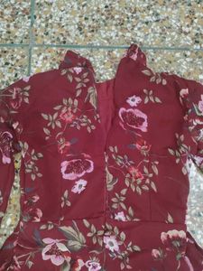 one piece frock iske upar छोटे-छोटे flower Bane hu