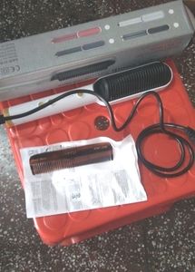 Hair straightener With A Small Comb