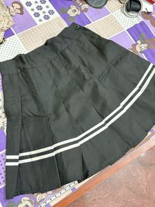PLEATED BLACK SKIRT