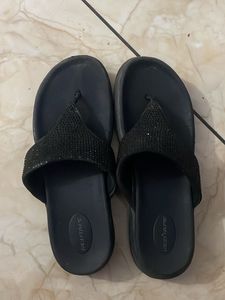 RedTape Black Flipflops
