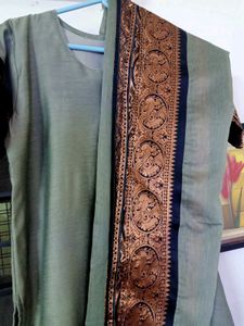 Women&#39;s Pattu Kurti