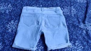 Women Blue Cotton Shorts 5- Pocket Shorts In Cotton A Low Waist And Zip With A Bottom  Size/ Fit - The Model Height (15&#39;15) Is Wearing a Size 28 Material - 99% Cotton