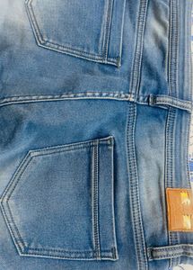 Hey Cuties… Check This Slim Fit Jeans