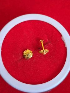 Beautiful New Flower Desine Studs 2 Pairs
