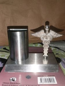 UNIQUE Analog Table Top Doctor Pen Stand With Watch, For Gifting, Shape: Round
