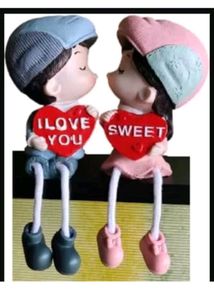 Girlfriend Boyfriend Kissing Hanging Leg Showpiece