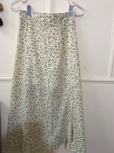 Floral Printed Skirt 💛size: M