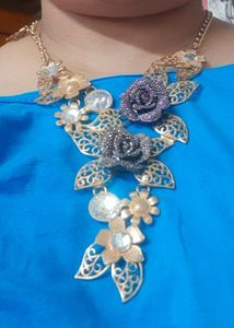 New Trending Necklace In Complete Good Condition.