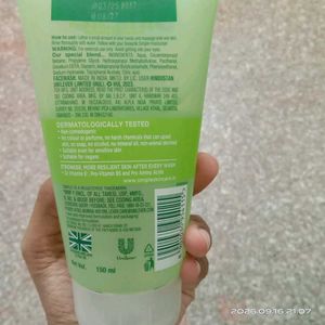 Simple Refreshing Facial Wash