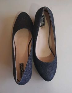 Flat n Heels Womens Black Pumps