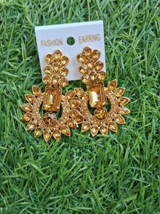 gold-toned floral design chandelier earrings