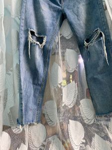 Trendy Knee Cut Jeans