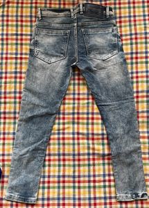 Levis’s blue ripped jeans