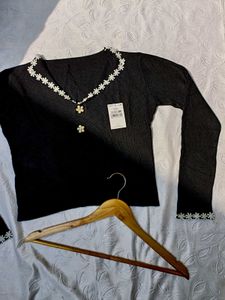 Pinterest Floral Pullover 🖤