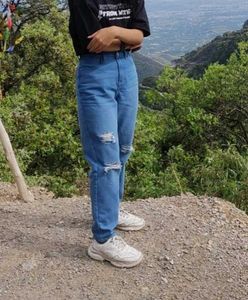 Straight Fit Ripped Jeans – Effortlessly Cool