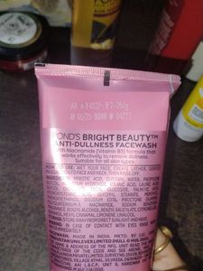 Pond&#39;s Bright Beauty Facewash