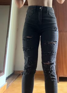 ☕️HM Shaping Black Ripped Jeans ☕️