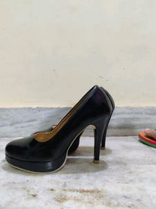 Stillettos in shiny black