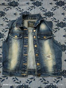 Girl&#39;s Sleevless Denim Jacket / Vest