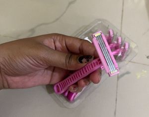 Pink Gillctte hair Razors (Set of 4)