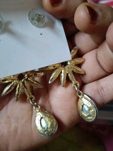 Ad Earrings (Black)