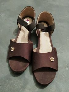 Brown sadals with little heel