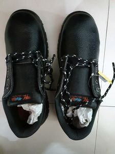 Leather safety shoes new with tag