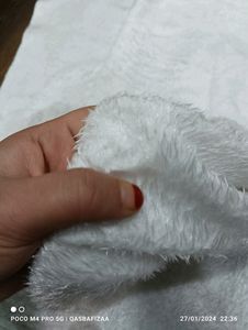White Shawl Type Stall