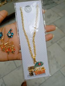 Necklace with chains and lockets
