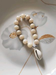 🆕️ White Beaded Shell Bracelet