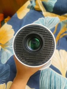 Brand New Portable Projector with Inbuilt Speaker