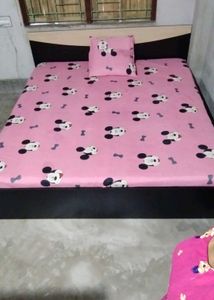 Bed Sheet With 4 Pillow Covers (86x87 Inches)