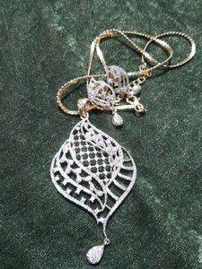 Very Beautiful Pendent And Stud Set